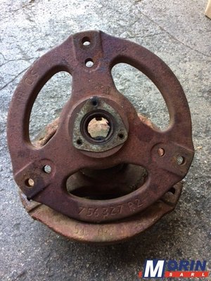 Pièces Agricole et Motoculture - Pièces Tracteur - MOYEU DE ROUE AVANT IH