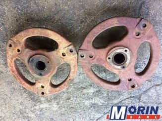 Pièces Agricole et Motoculture - Pièces Tracteur - MOYEU DE ROUE AVANT IH