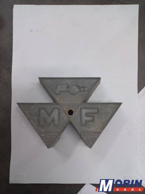 Pièces Agricole et Motoculture - Pièces Tracteur - Emblème de nez de capot MF ( 828136M1 )