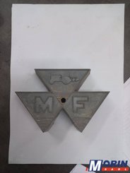 Pièces Agricole et Motoculture - Pièces Tracteur - Emblème de nez de capot MF ( 828136M1 )