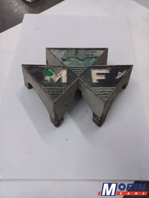 Pièces Agricole et Motoculture - Pièces Tracteur - Emblème de nez de capot MF ( 828136M1 )
