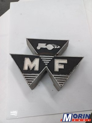 Pièces Agricole et Motoculture - Pièces Tracteur - Emblème de nez de capot MF ( 828136M1 )