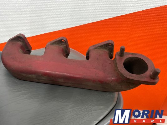 Pièces Agricole et Motoculture - Pièces Tracteur - Collecteur d'échappement IH sortie inférieur moteur D155, D179 (3055124R1, 3055124R12)