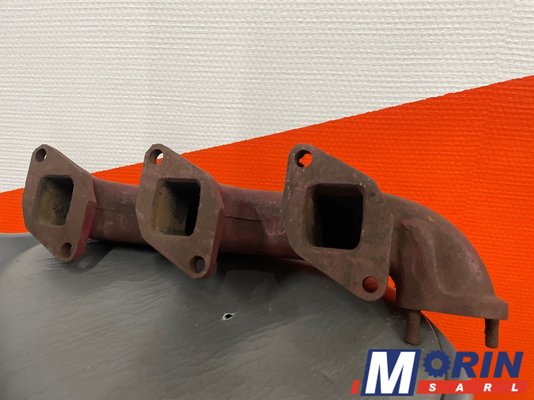 Pièces Agricole et Motoculture - Pièces Tracteur - Collecteur d'échappement IH sortie inférieur moteur D155, D179 (3055124R1, 3055124R12)