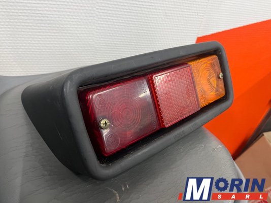 Pièces Agricole et Motoculture - Pièces Tracteur - Feu arrière droit tracteurs Renault série 51 et 81 