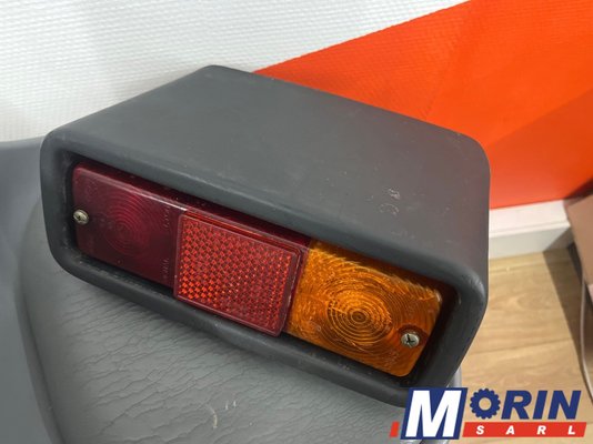 Pièces Agricole et Motoculture - Pièces Tracteur - Feu arrière droit tracteurs Renault série 51 et 81 