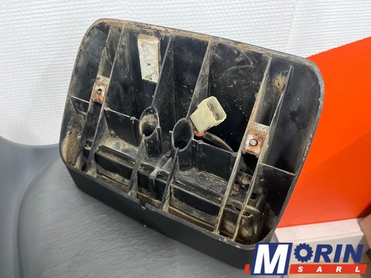 Pièces Agricole et Motoculture - Pièces Tracteur - Feu arrière droit tracteurs Renault série 51 et 81 