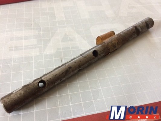 Pièces Agricole et Motoculture - Pièces Tracteur - AXE DE FOURCHETTE MARCHE ARRIERE