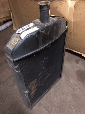 Pièces Agricole et Motoculture - Pièces Tracteur - RADIATEUR TRACTEUR MASSEY 165, 168, 178, 188 (964098M1)