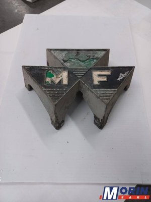 Pièces Agricole et Motoculture - Pièces Tracteur - Emblème de nez de capot MF ( 828136M1 )