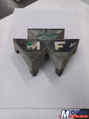 Pièces Agricole et Motoculture - Pièces Tracteur - Emblème de nez de capot MF ( 828136M1 )