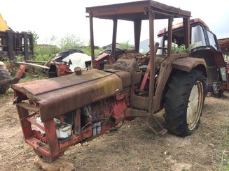 Tracteur agricole International 844 - 1