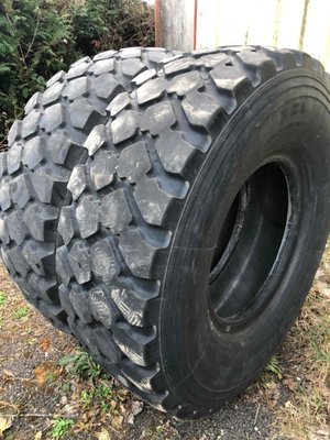 Pneu agricole Michelin 365/85R20 - 1