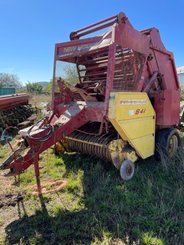 Presse à balles rondes New Holland 841 - 1