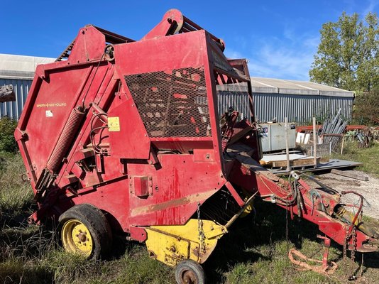 Presse à balles rondes New Holland 841 - 1